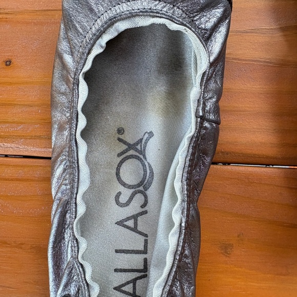 Ballasox by Corso Como Flats, Metallic Silver Pewter and Shiny Black Toe Size 9 - Picture 6 of 8